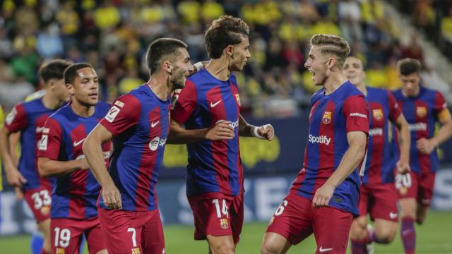 Joao Félix celebra su gol ante el Cádiz con Ferrán Torres y Fermín López.