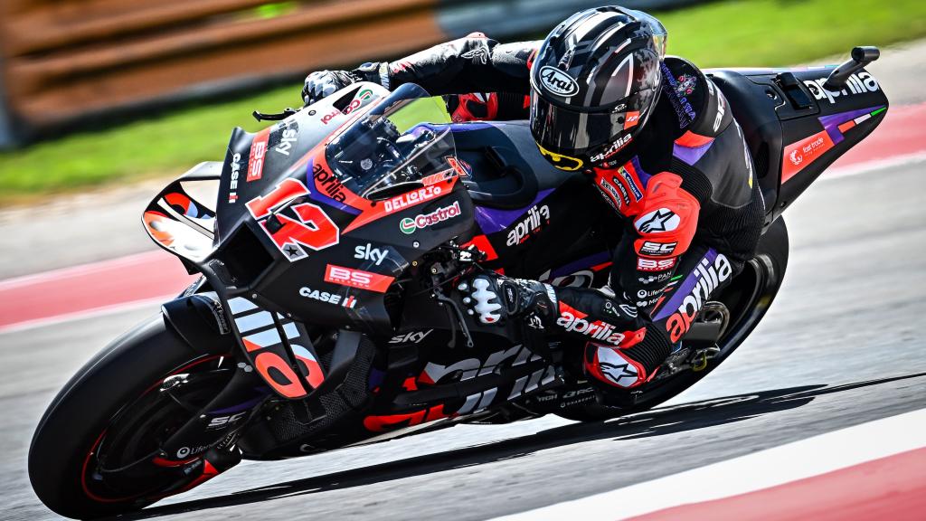 Maverick Viñales traza un viraje con su Aprilia RS-GP24, en el COTA de  Austin.