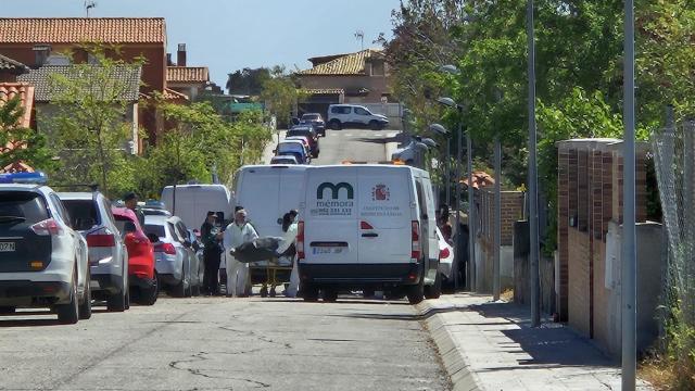 Momento en el que sacan uno de los cadáveres tras el triple crimen de Chiloeches.