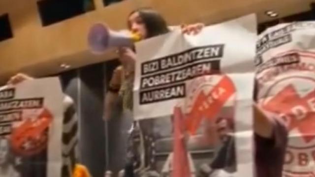 La joven independentista ha interrumpido el discurso de Yolanda Díaz, mientras sus compañeros desplegaban varios carteles en euskera.