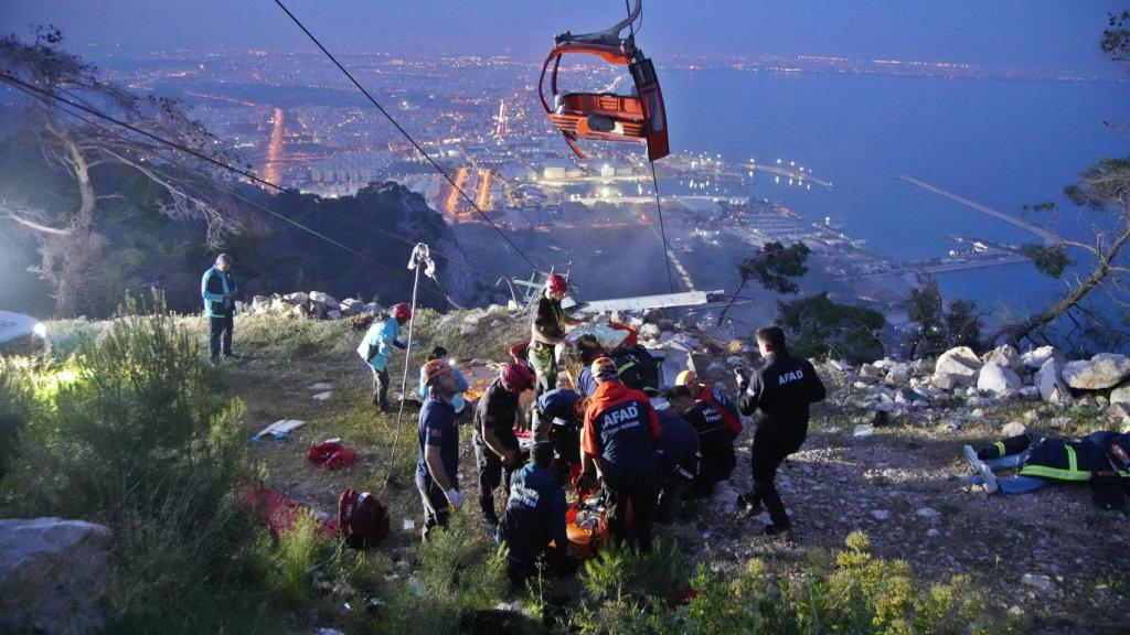 Los servicios de emergencia turcos durante las labores de rescate tras el accidente del teleférico.