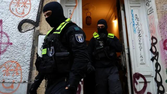 Dos agentes de la policía alemana en una operación antiterrorista relacionada con Hamás en noviembre de 2023.