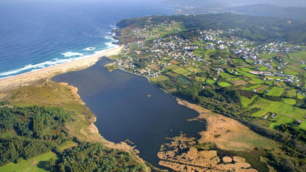 Vista aérea de la laguna de A Frouxeira y el arenal de Valdoviño.