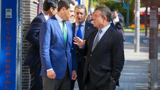 Juanma Moreno y Emiliano García-Page, a su llegada al acto.
