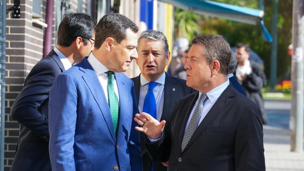 Juanma Moreno y Emiliano García-Page, a su llegada al acto.