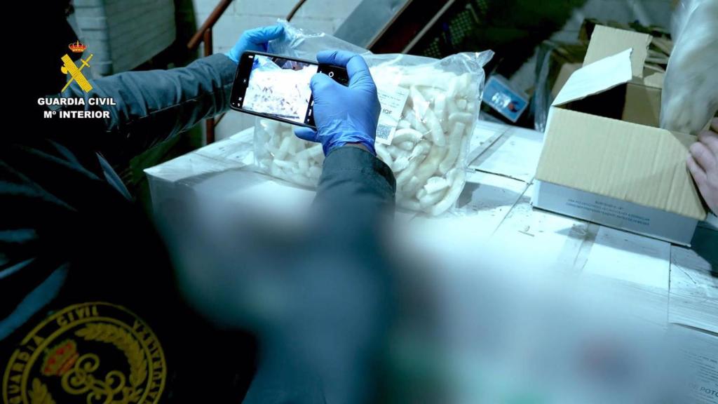 Parte del material incautado por la Guardia Civil.