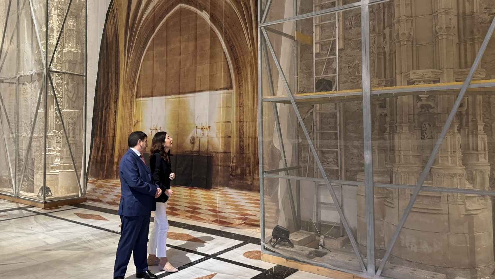 Rosana Morillo y Pedro Blanco supervisan las obras el BIC ligado al Hostal dos Reis Católicos, en Santiago.