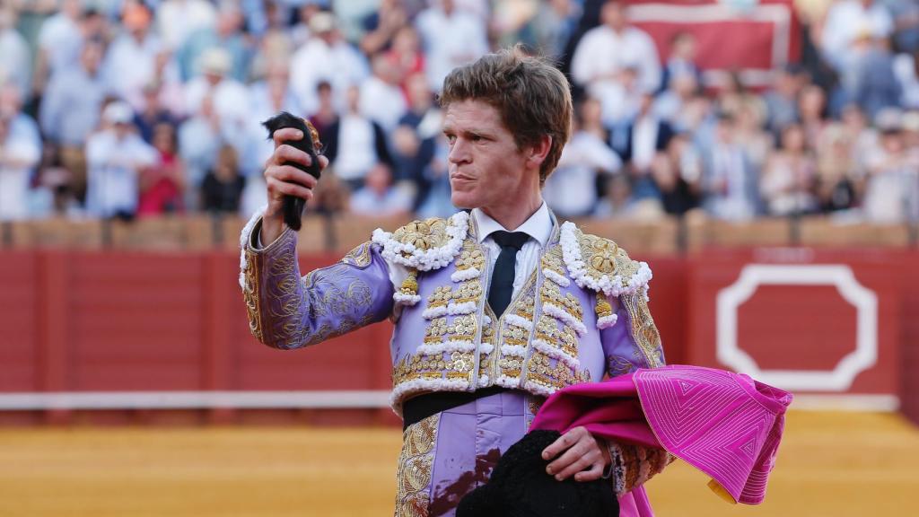 El torero Borja Jiménez pasea una oreja en la Maestranza.