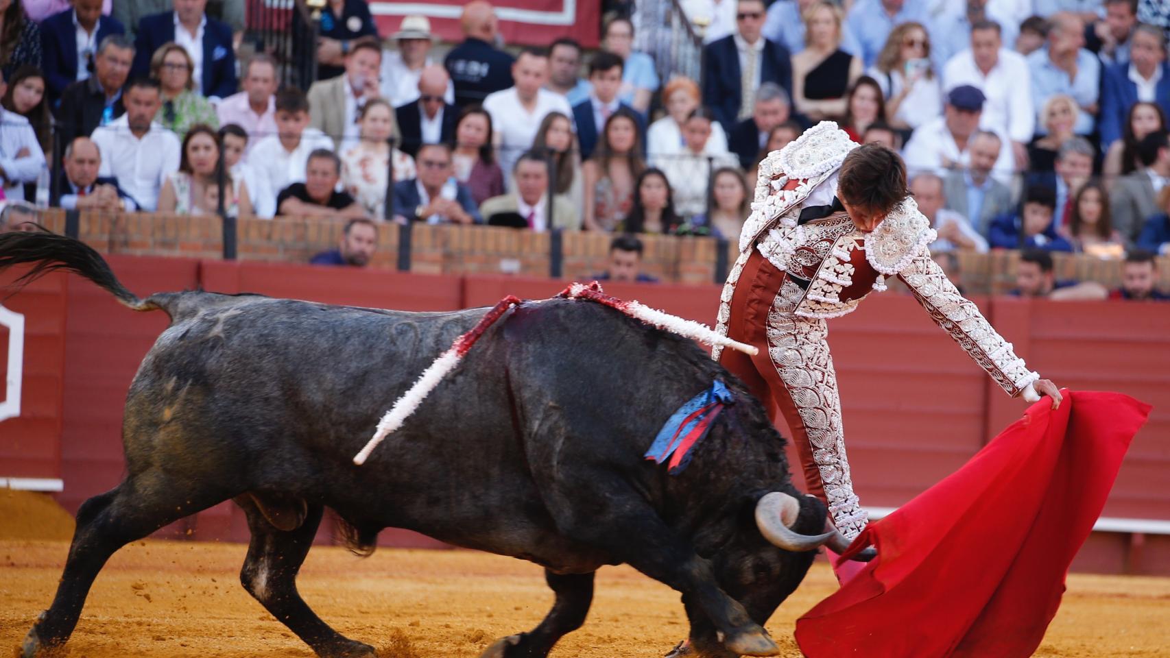 Roca Rey torea con la muleta a un Victorino en Sevilla.