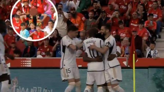 Aficionado haciendo gestos de mono.