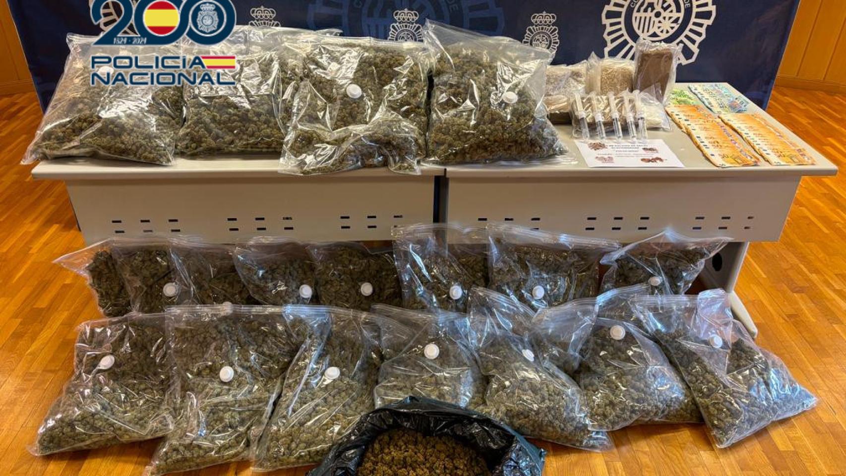 La marihuana y el dinero intervenido por los agentes.