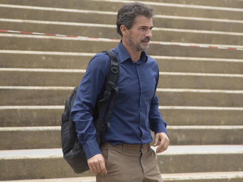 Rodolfo Sancho, muy serio, saliendo de los juzgados de Tailandia.