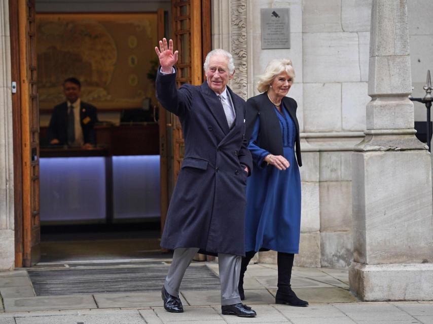 Carlos III y Camila, saliendo del hospital, tras la operación del monarca.