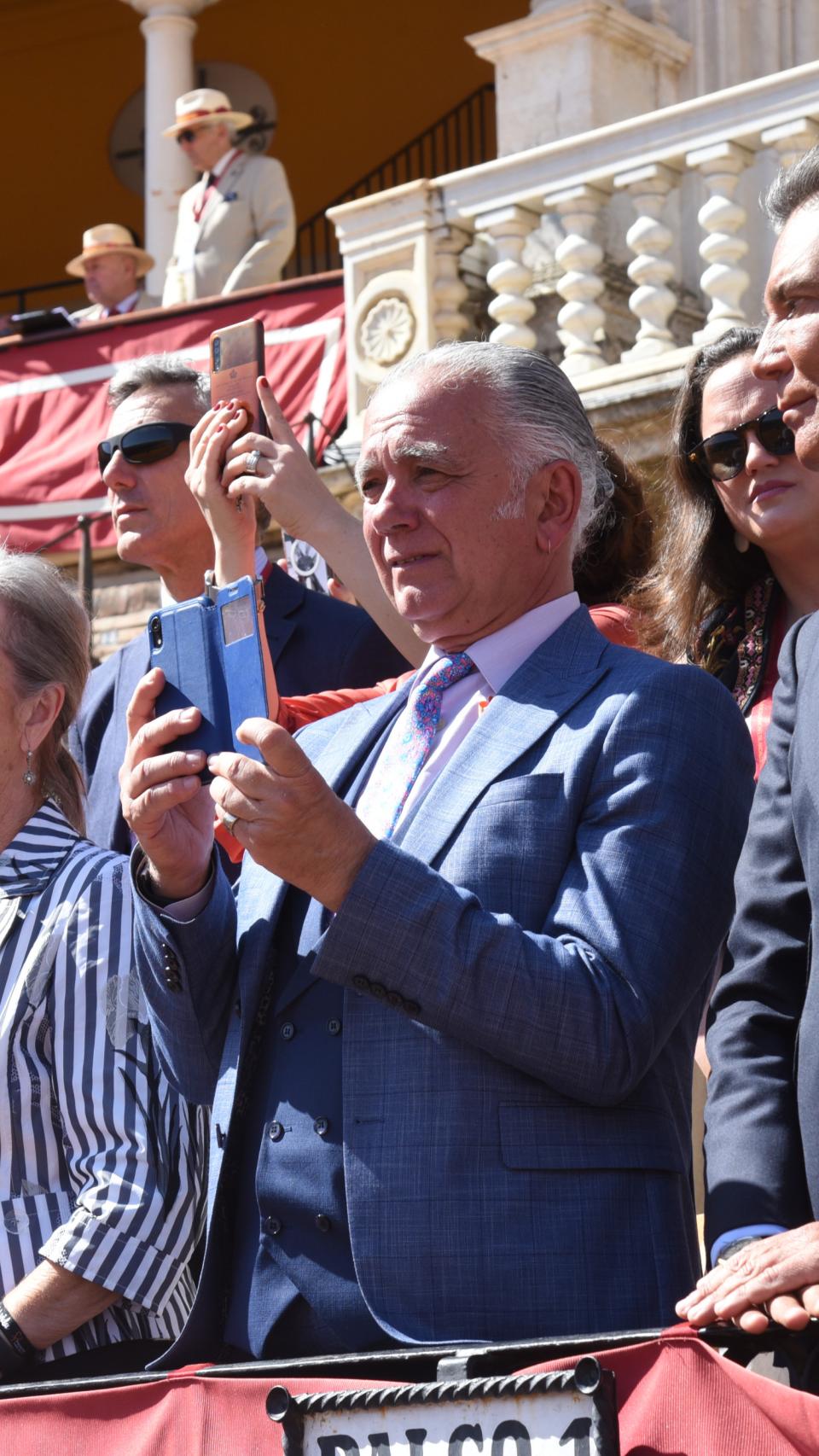 Juan Ramón Lucas grabando a su mujer, este domingo, día 14, en Sevilla.
