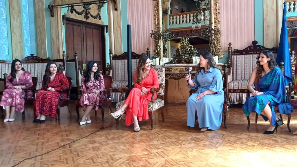 Alba Muñoz, junto a sus Damas de Honor en el Real Liceo Casino de Alicante este domingo.