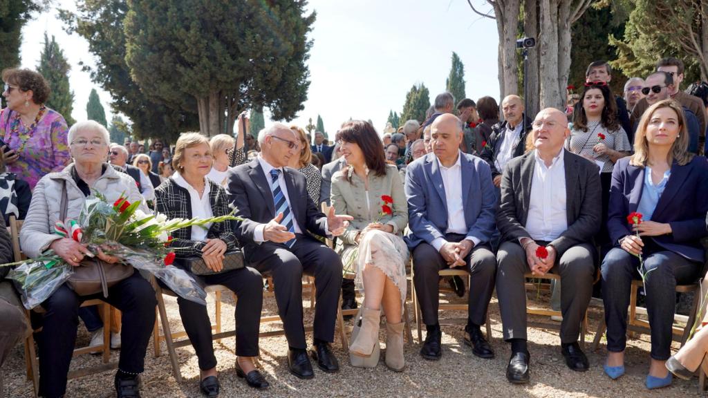 La ministra de Igualdad, Ana Redondo; la directora general de Relaciones Institucionales de la Junta, Irene Muñoz Vicente; y el alcalde de Valladolid, Jesús Julio Carnero; asisten al acto de homenaje de los 199 cuerpos recuperados en las exhumaciones llevadas a cabo en la finca de 'Los Alfredos', en Medina del Campo, y en el cementerio municipal de Valladolid El Carmen.