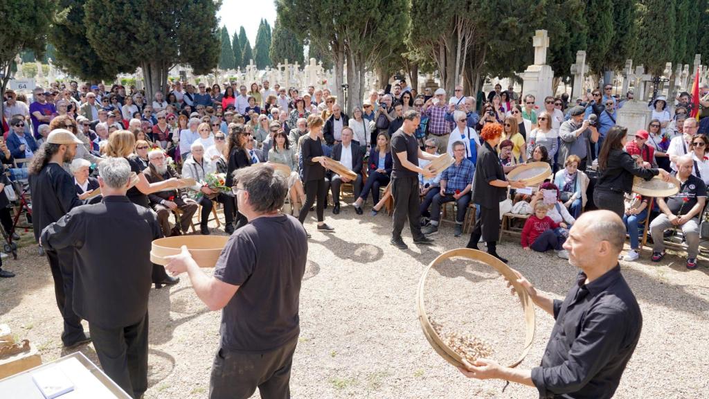 Acto de homenaje a los represaliados republicanos en el Cementerio del Carmen de Valladolid, este domingo.