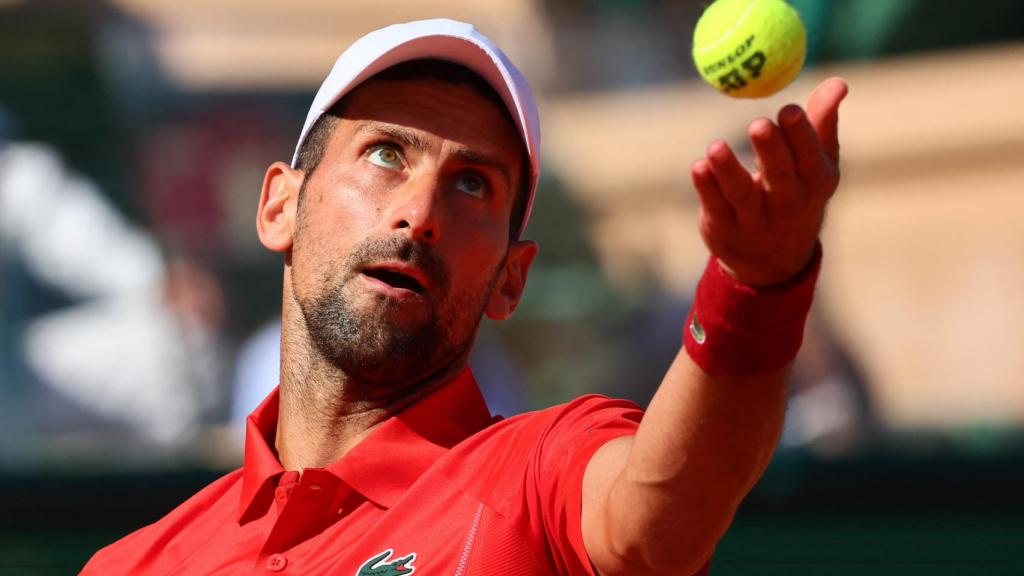 Djokovic realiza un saque en el Masters 1000 de Montecarlo.