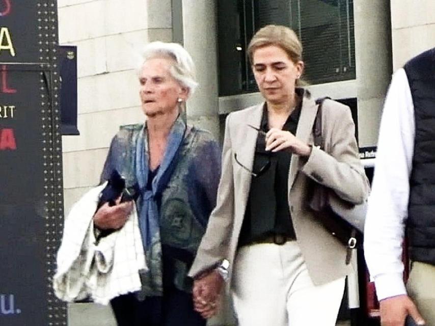 La infanta Cristina y Claire, de la mano, el pasado mes de abril, en Barcelona.