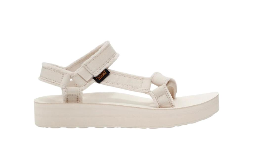 Sandalias 'Universal Slim piel beige', de Teva. Precio: 80 euros.