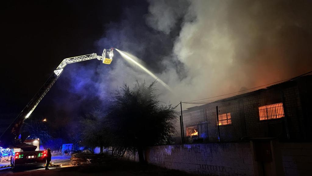 Bomberos apagando un incendio.