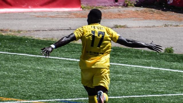 Marcos Mendes celebra el gol del triunfo en Manresa.