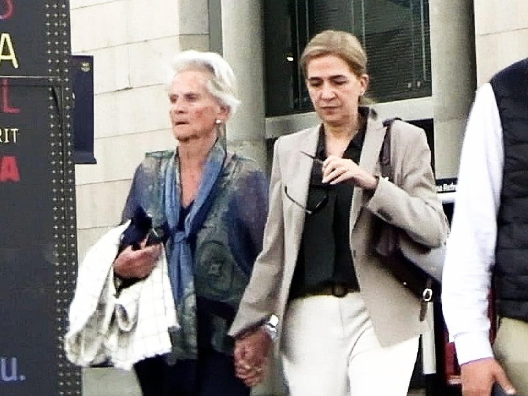La infanta Cristina y Claire Liebaert, de la mano a la salida del partido de Pablo Urdangarin, este pasado sábado.