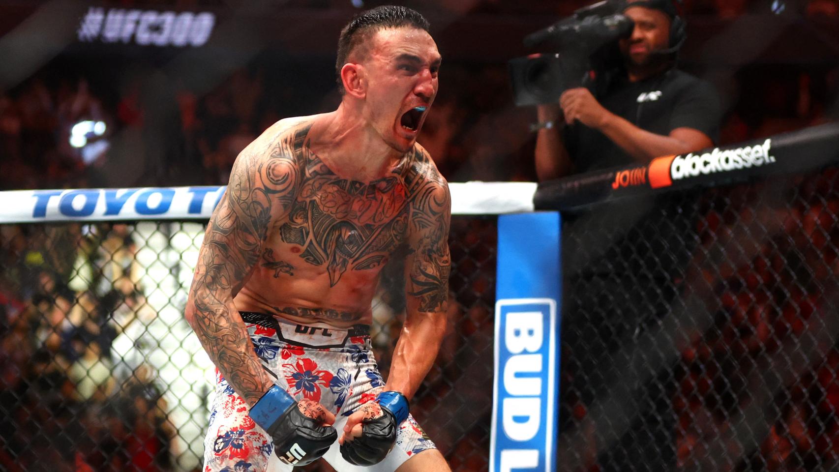Max Holloway celebra su victoria en el UFC 300.