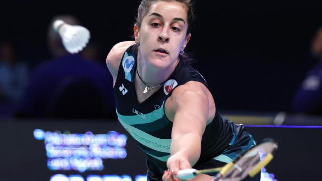 La española Carolina Marín en acción durante el partido.