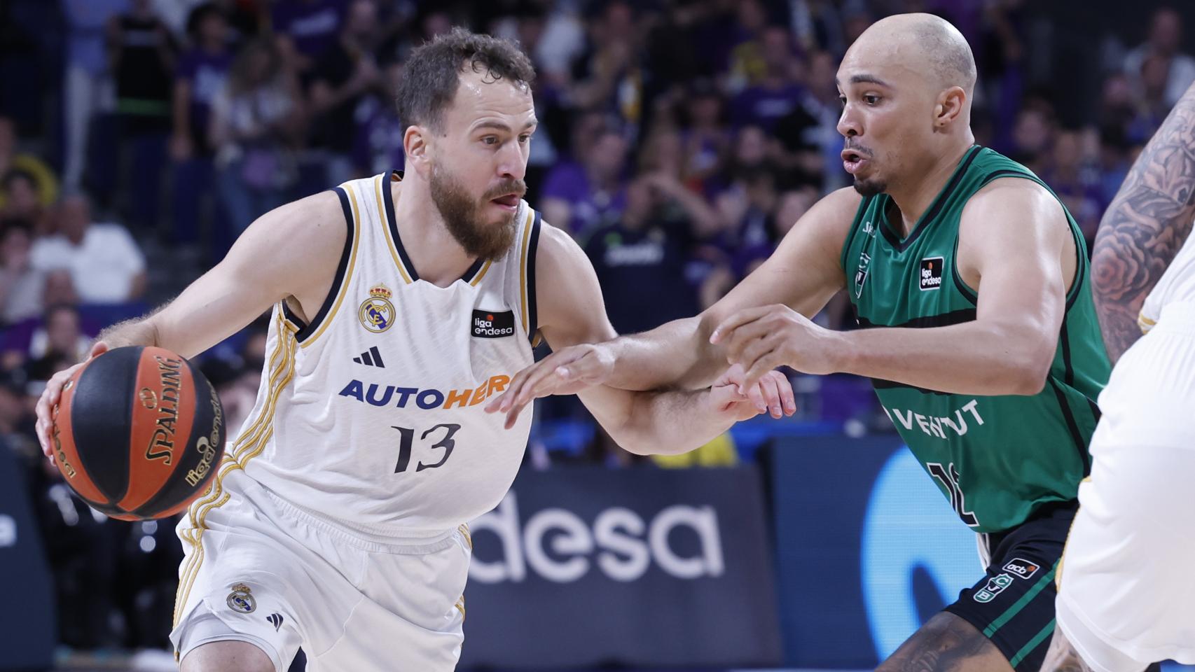 Sergio Rodríguez, ante Andrew Andrews.