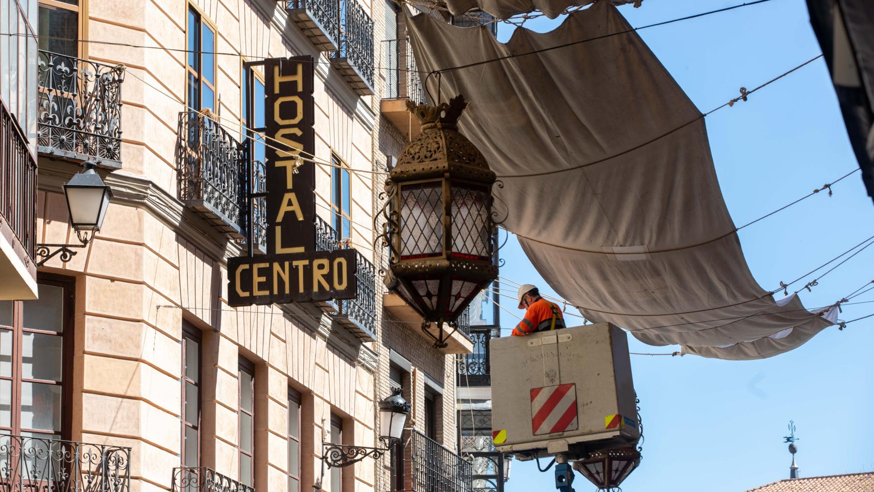 Toledo se cubre con los primeros toldos y ya respira Corpus: las bellas imágenes del montaje