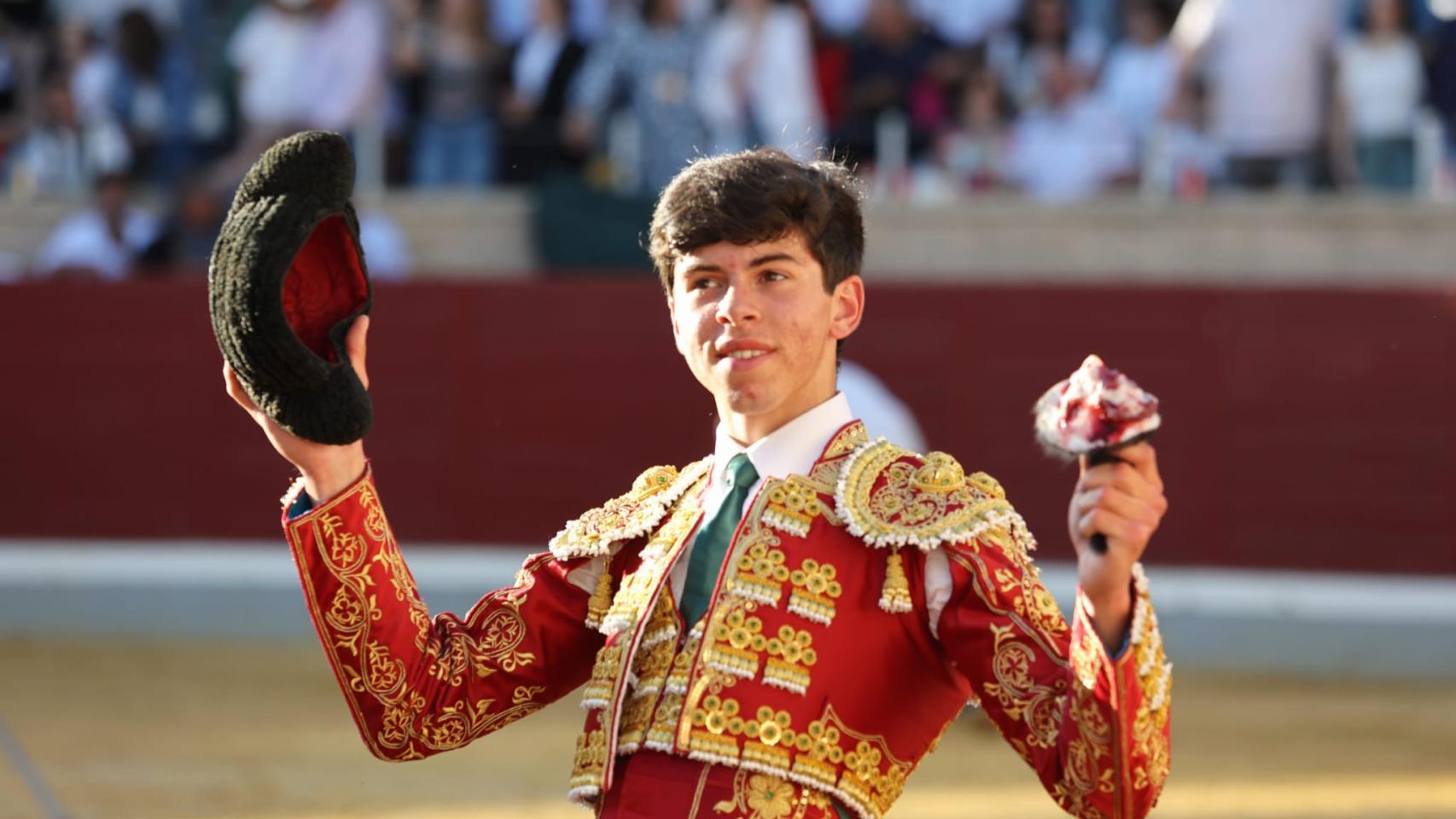 Julio Méndez con la oreja conseguida.