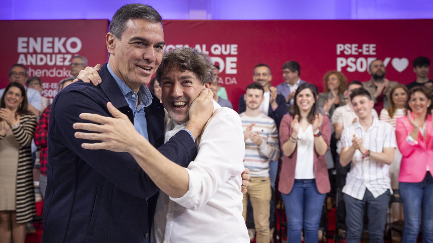 El secretario general del PSOE, Pedro Sánchez, y el secretario general del PSE, Eneko Andueza, en un acto de campaña.