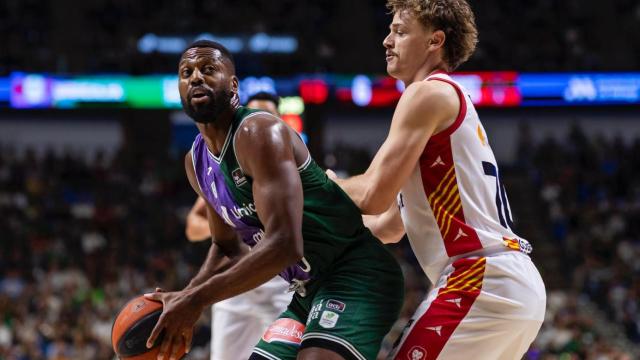 Melvin Ejim es defendido por Finn Delany.