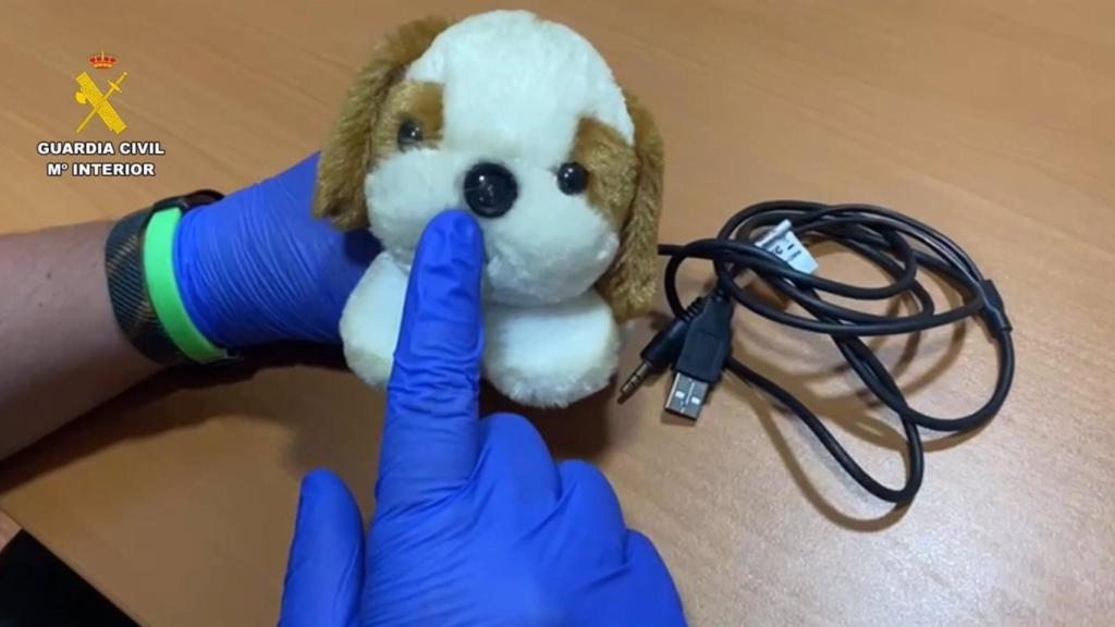 Una de las microcámaras se encontró en un peluche.