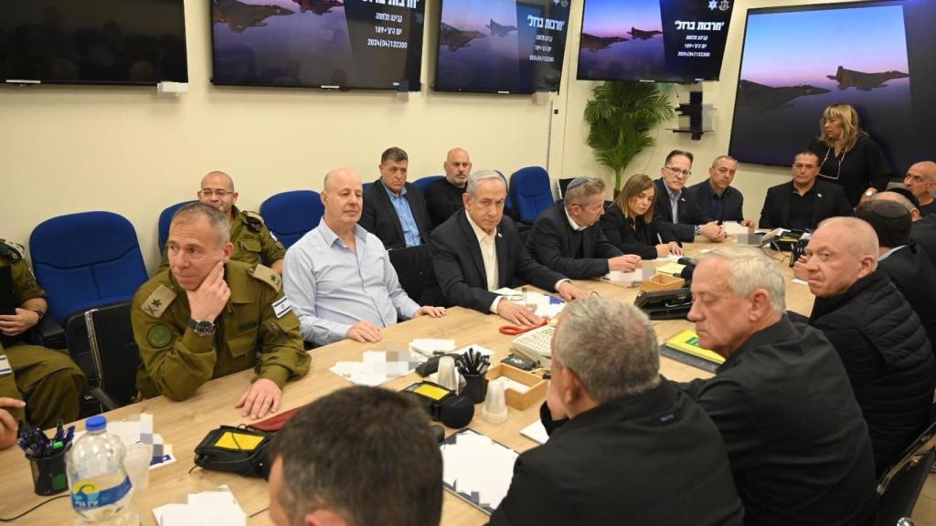 Benjamin Netanyahu, primer ministro de Israel, preside el Gabinete de Guerra convocado en la noche del sábado.