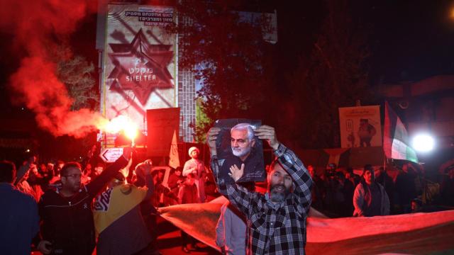 Iraníes celebran en las calles de Teherán el ataque contra Israel, en la noche del sábado.