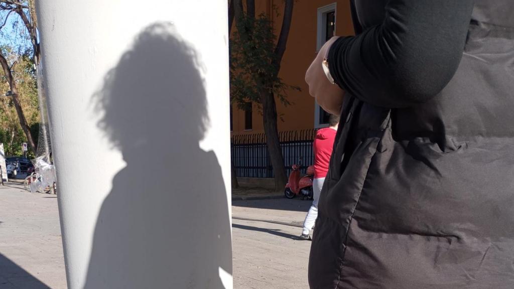 La silueta de la inquilina que ha denunciado a su casero por acoso sexual, este jueves, en una calle de Murcia.