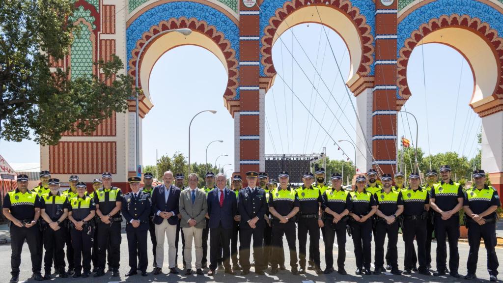 Los agentes tutores de la Policía Local posan delante de la portada de la Feria.