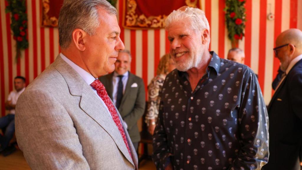 Ron Perlman, junto a José Luis Sanz en la caseta municipal.