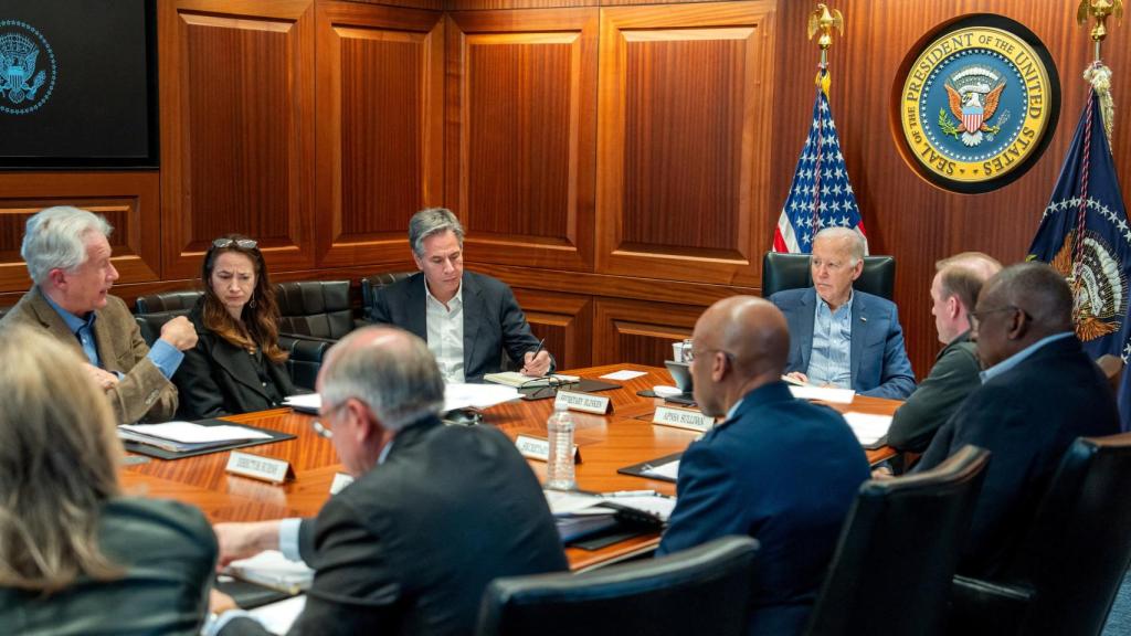 El presidente de Estados Unidos, Joe Biden, y el secretario de Estado, Antony Blinken, el sábado por la noche siguiendo el ataque iraní.