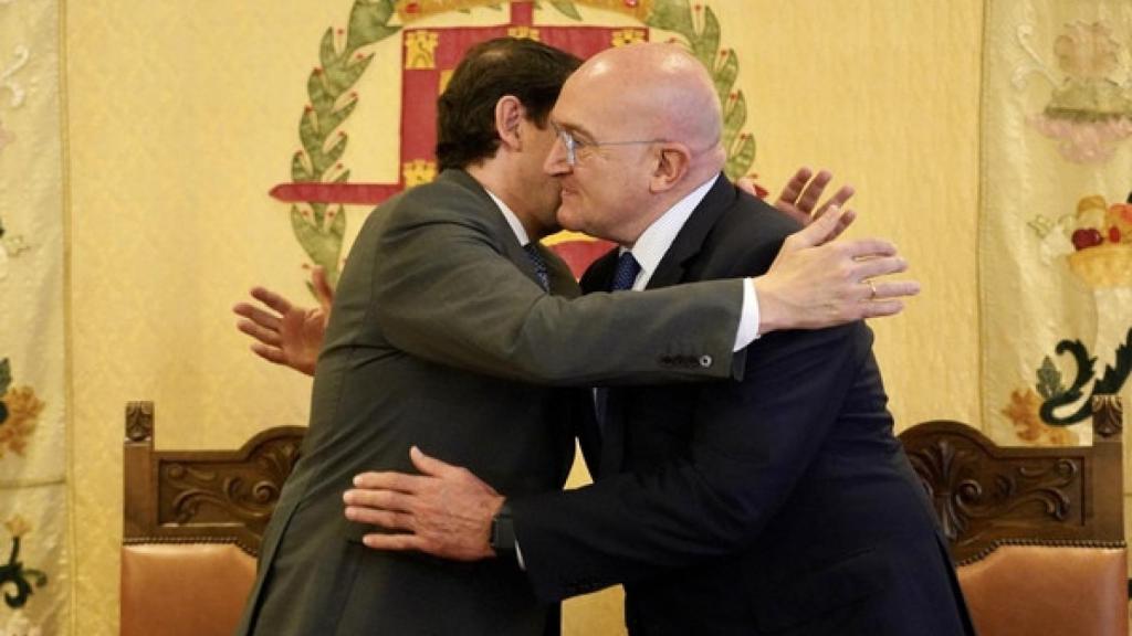 Abrazo entre Mañueco y Carnero