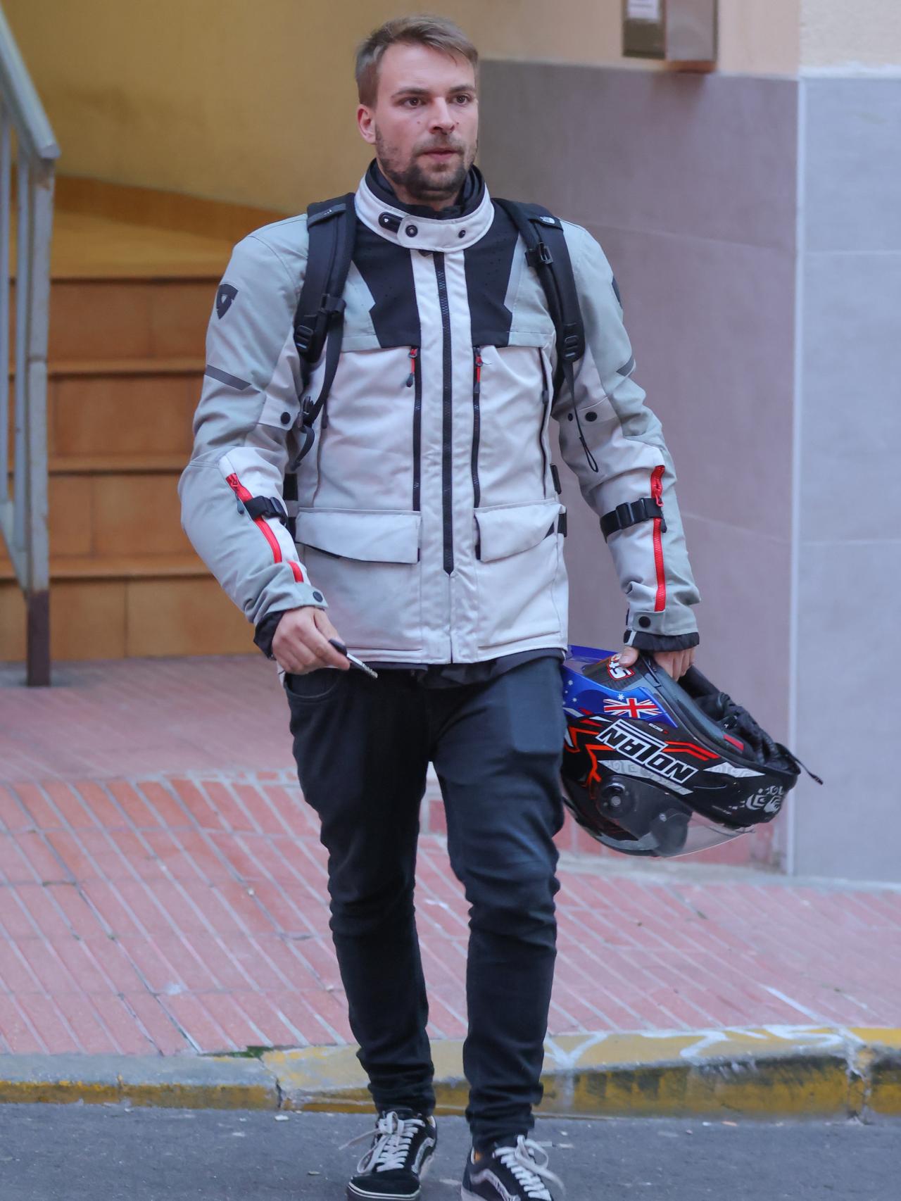 José María Almoguera, saliendo de su casa, hace unos días.