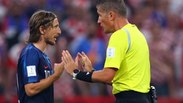 Luka Modric discute con el árbitro Daniele Orsato durante el Mundial de Qatar