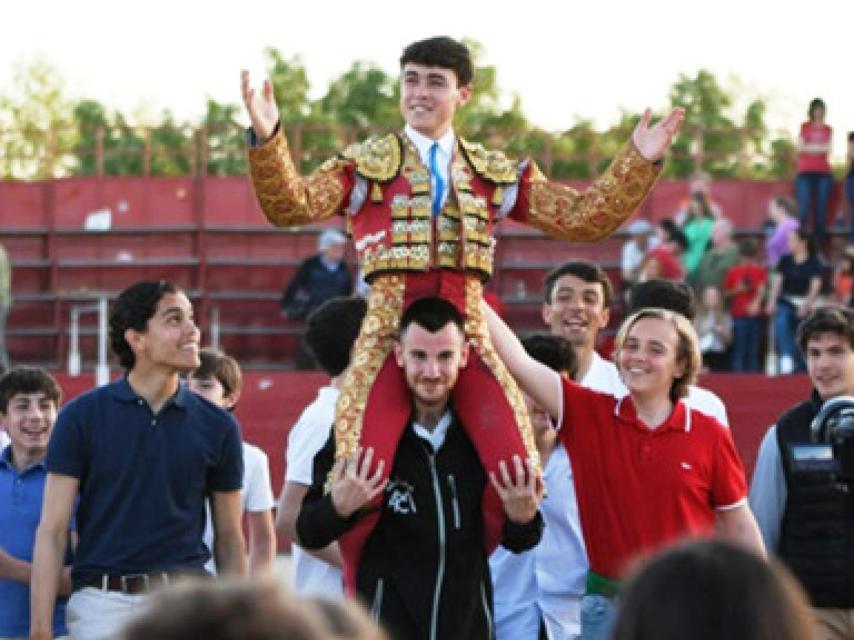 Jarocho saliendo e hombros del coso de Talamanca del Jarama