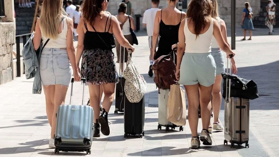 Imagen de archivo de un grupo de turistas en España.