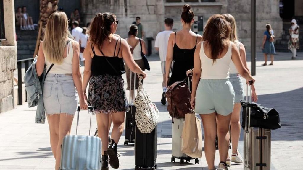 Imagen de archivo de un grupo de turistas en España.