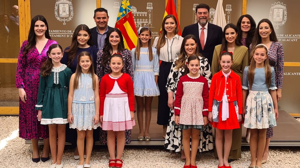 La recepción a las Belleas del Foc y sus damas de honor en el Ayuntamiento de Alicante.