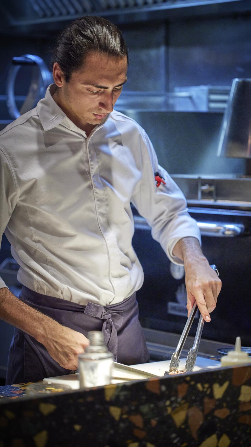 Juan D'Onofrio en la cocina de Chispa Bistró.