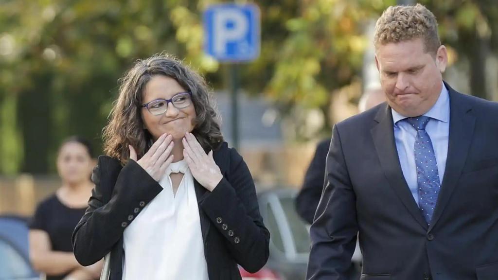 Mónica Oltra, junto a su abogado a las puertas del juzgado en una imagen de archivo